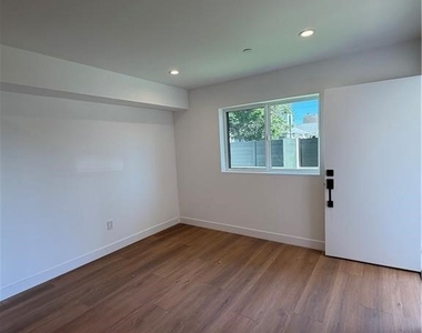 14165 Erwin Street - Photo Thumbnail 7