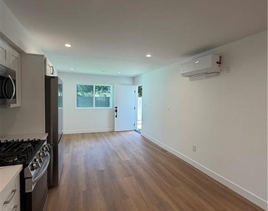 14165 Erwin Street - Photo Thumbnail 6