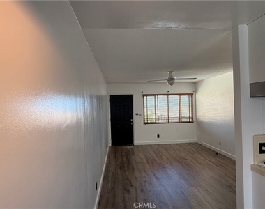 1023 W 19th Street - Photo Thumbnail 2