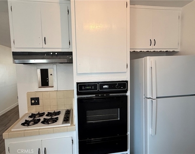 1023 W 19th Street - Photo Thumbnail 4