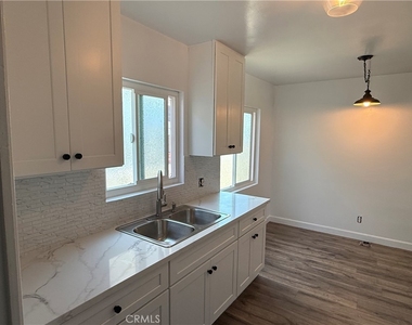 1023 W 19th Street - Photo Thumbnail 5
