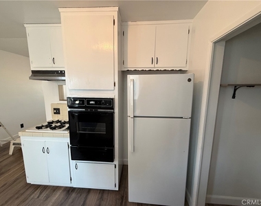 1023 W 19th Street - Photo Thumbnail 8