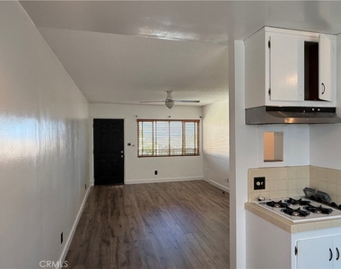 1023 W 19th Street - Photo Thumbnail 3