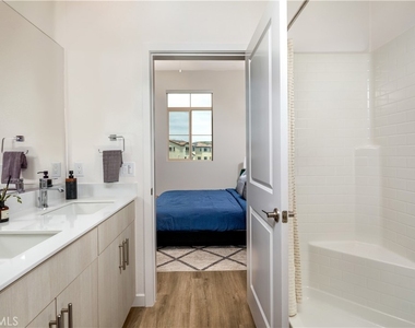 1587 W Vista Way - Photo Thumbnail 5