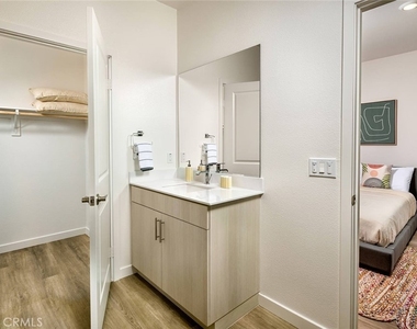 1587 W Vista Way - Photo Thumbnail 3