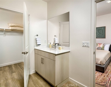 1575 W Vista Way - Photo Thumbnail 3