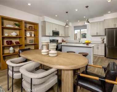 1491 W Vista Way - Photo Thumbnail 2