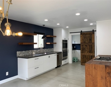 1930 Gates Avenue - Photo Thumbnail 4