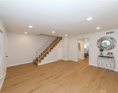 918 Huntington Dr - Photo Thumbnail 3