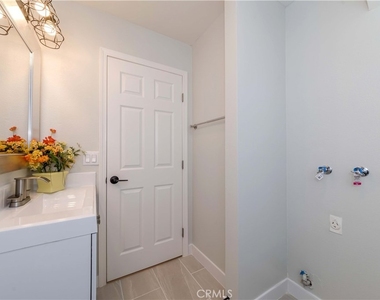 918 Huntington Dr - Photo Thumbnail 5