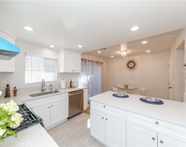 918 Huntington Dr - Photo Thumbnail 8