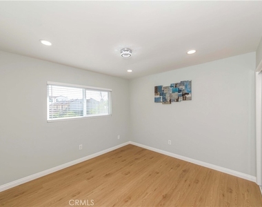 918 Huntington Dr - Photo Thumbnail 13