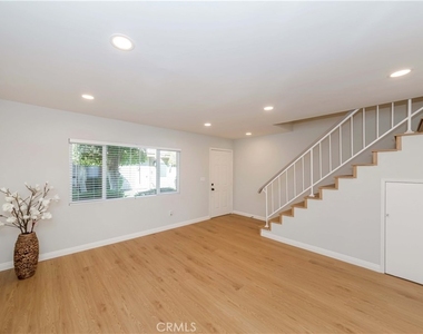 918 Huntington Dr - Photo Thumbnail 2
