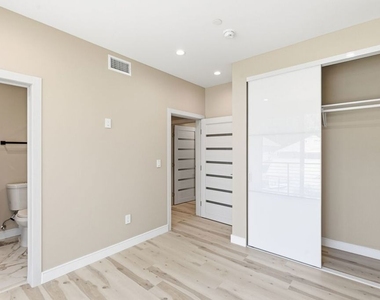 227 N Burlington Avenue - Photo Thumbnail 6