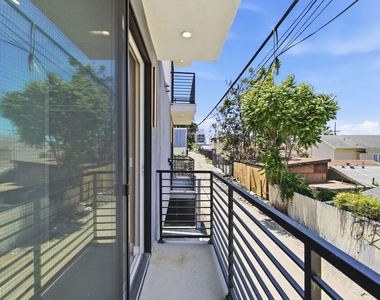 227 N Burlington Avenue - Photo Thumbnail 9