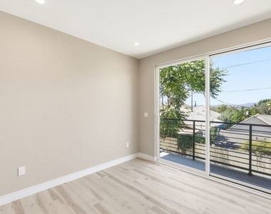 227 N Burlington Avenue - Photo Thumbnail 13