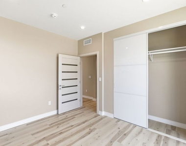 227 N Burlington Avenue - Photo Thumbnail 12