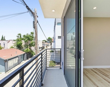 227 N Burlington Avenue - Photo Thumbnail 8