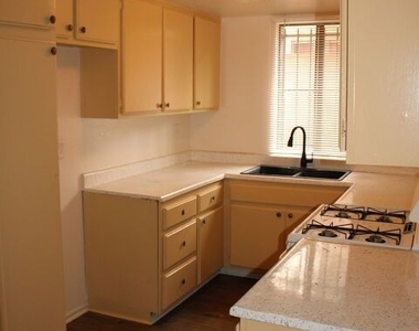 12100 Birch Avenue - Photo Thumbnail 3