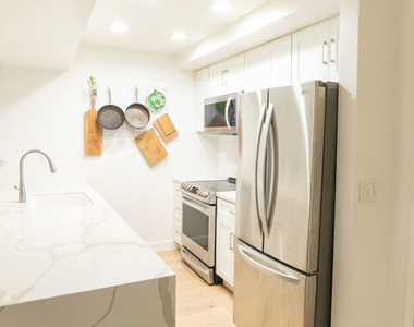 740 N Kings Road - Photo Thumbnail 7