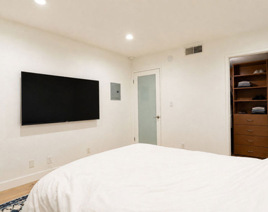 740 N Kings Road - Photo Thumbnail 9