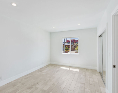 869 Warren Avenue - Photo Thumbnail 5