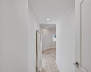869 Warren Avenue - Photo Thumbnail 10
