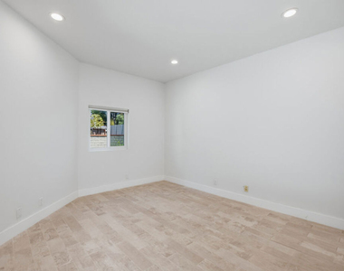 869 Warren Avenue - Photo Thumbnail 11