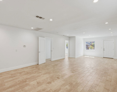 869 Warren Avenue - Photo Thumbnail 4