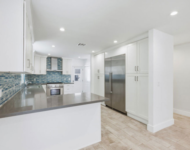 869 Warren Avenue - Photo Thumbnail 2