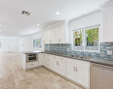 869 Warren Avenue - Photo Thumbnail 3