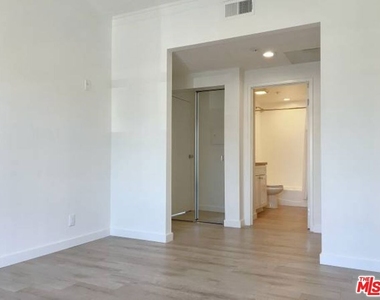 301 S Swall Drive - Photo Thumbnail 6