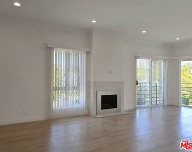 301 S Swall Drive - Photo Thumbnail 3