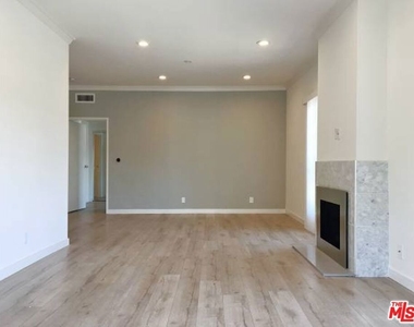 301 S Swall Drive - Photo Thumbnail 4