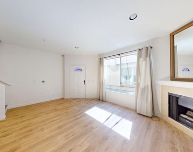 18347 Saticoy Street - Photo Thumbnail 17