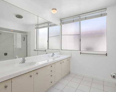 440 S Roxbury Drive - Photo Thumbnail 20