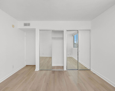 440 S Roxbury Drive - Photo Thumbnail 10