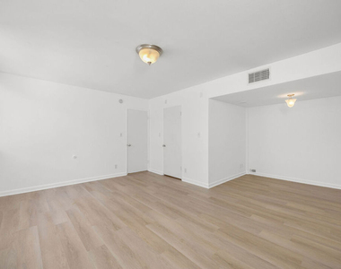 440 S Roxbury Drive - Photo Thumbnail 17