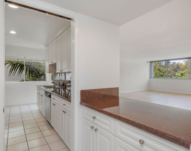 440 S Roxbury Drive - Photo Thumbnail 3