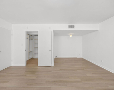 440 S Roxbury Drive - Photo Thumbnail 14