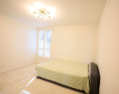 4407 Francis Avenue - Photo Thumbnail 12