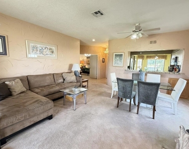 326 Vista Royale Drive - Photo Thumbnail 17