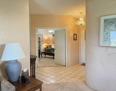 326 Vista Royale Drive - Photo Thumbnail 14