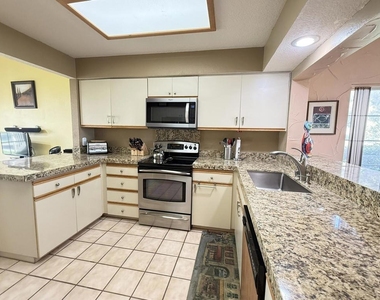 326 Vista Royale Drive - Photo Thumbnail 18