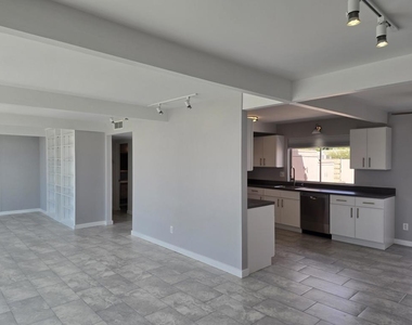 735 E Louise Drive - Photo Thumbnail 11