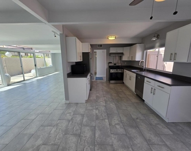 735 E Louise Drive - Photo Thumbnail 12