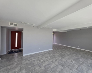 735 E Louise Drive - Photo Thumbnail 10