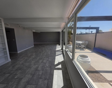 735 E Louise Drive - Photo Thumbnail 8