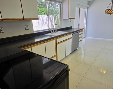 723 E Louise Drive - Photo Thumbnail 13