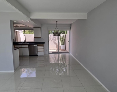 723 E Louise Drive - Photo Thumbnail 9